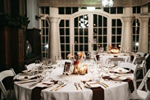 Diner opstelling Kamer Van Lintelo - ronde tafels