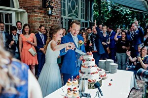 Toast and cake on the platform