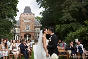 Ceremonie in grasveld voor het kasteel