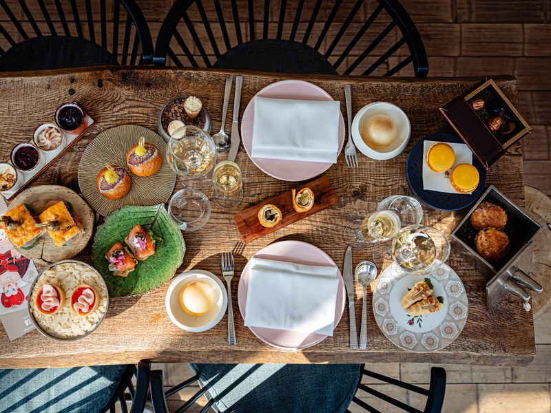 Volledig gedekte tafel met de Royal Tea in restaurant Bistoria, Kasteel Kerckebosch Zeist
