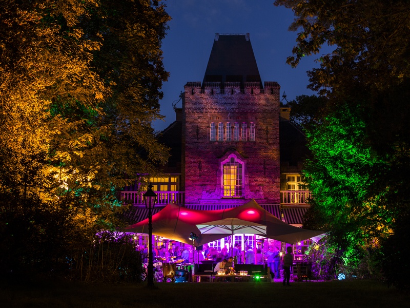 Buiten feesten in de kasteeltuin Kasteel Kerckebosch bij avond